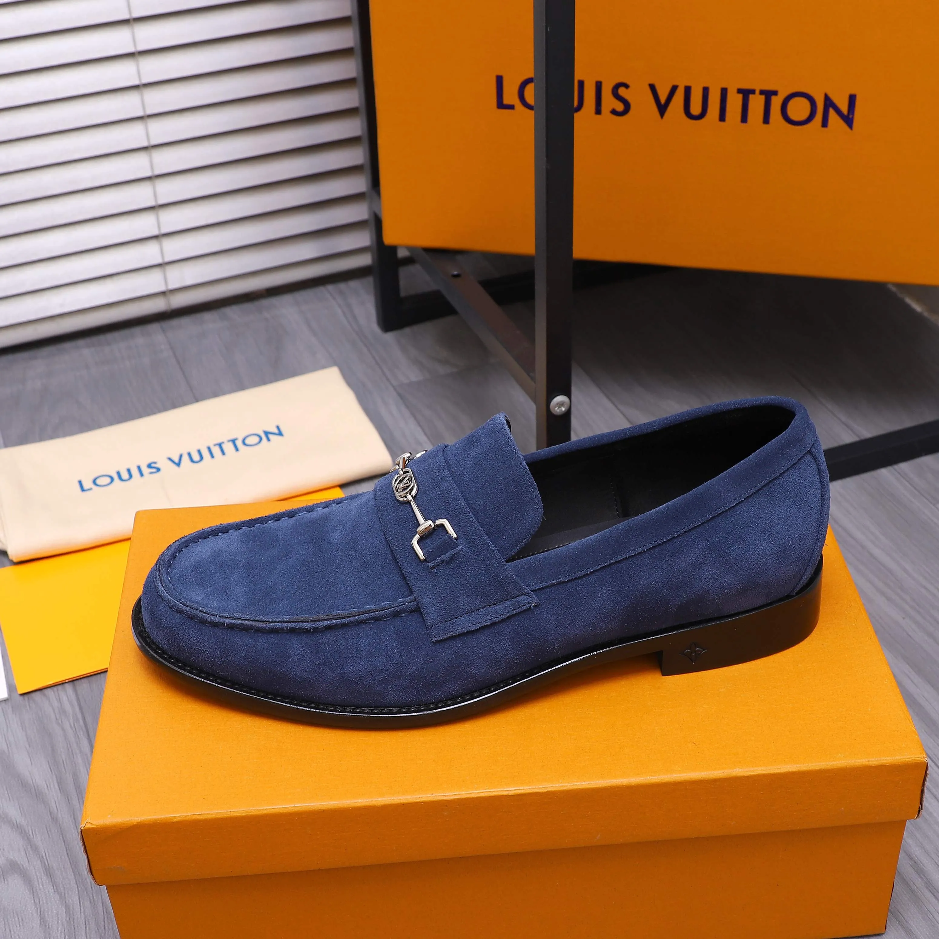 Men's shoes 💰660 Product trademark: LV [Louis Vuitton] business casual slip-on leather shoes, regular size. Size: 39-44 (38.45 custom-made, non-refundable) Product materials: Selected frosted cowhide upper, cowhide lining, original outsole